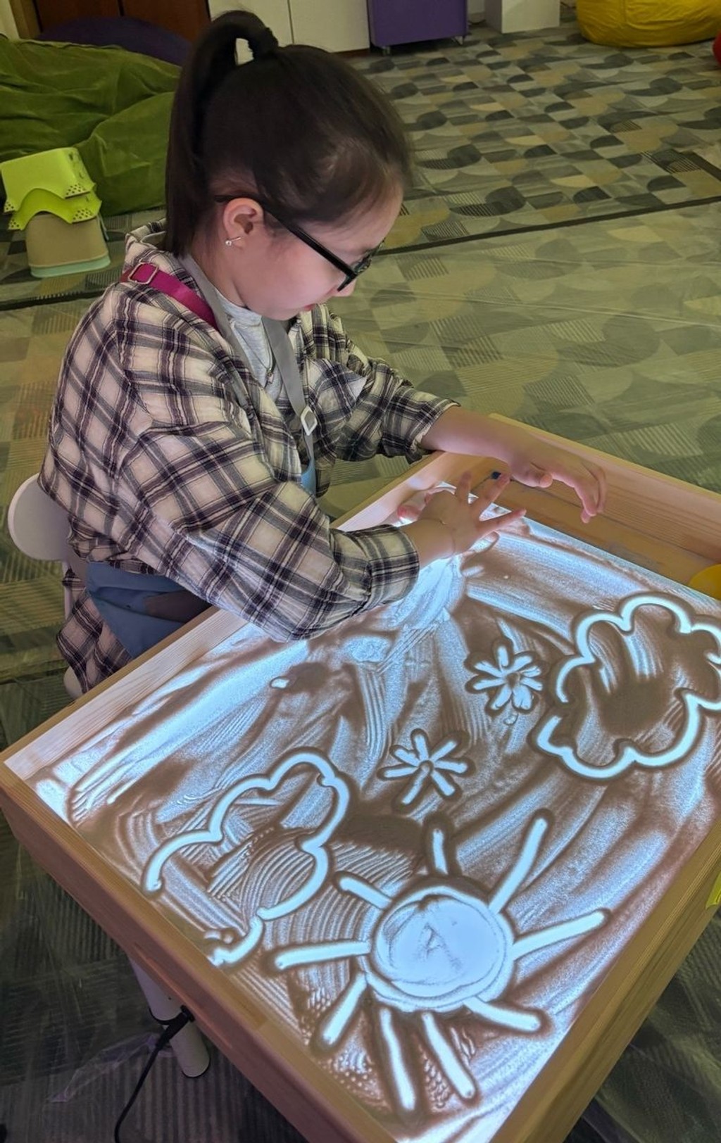 Мастер-класс "Рисуем мирное солнце: песочная фантазия ко Дню Победы" (6-10 лет)